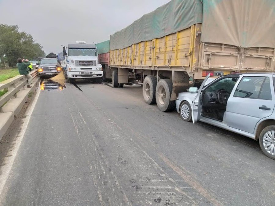 FOTO LA OPINION IMPACTANTE. As&iacute; quedaron los 4 veh&iacute;culos intervinientes en el accidente.