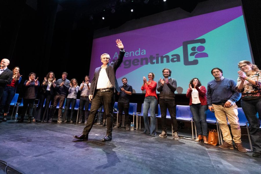 FOTO TWITTER A.F. ENCUENTRO SABATINO. Alberto Fern&aacute;ndez junto a intelectuales de Agenda Argentina.
