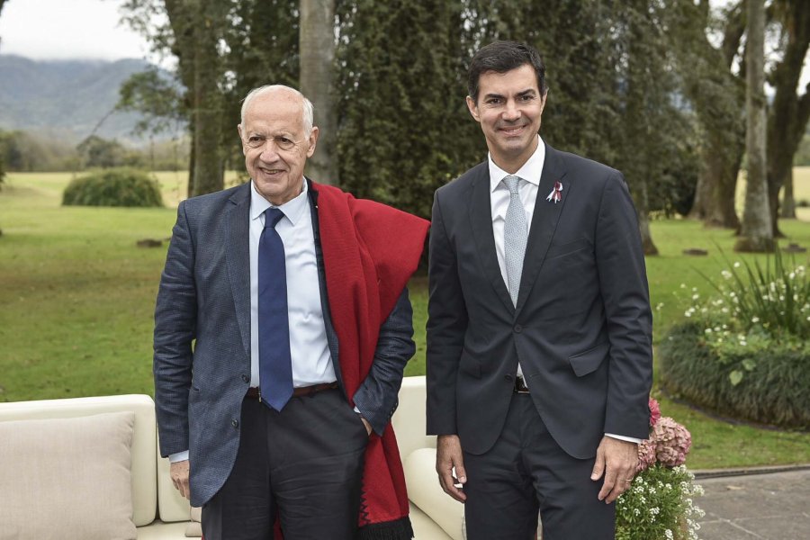 FOTO NA  FORMULA. Lavagna, con poncho salte&ntilde;o, junto a Urtubey.