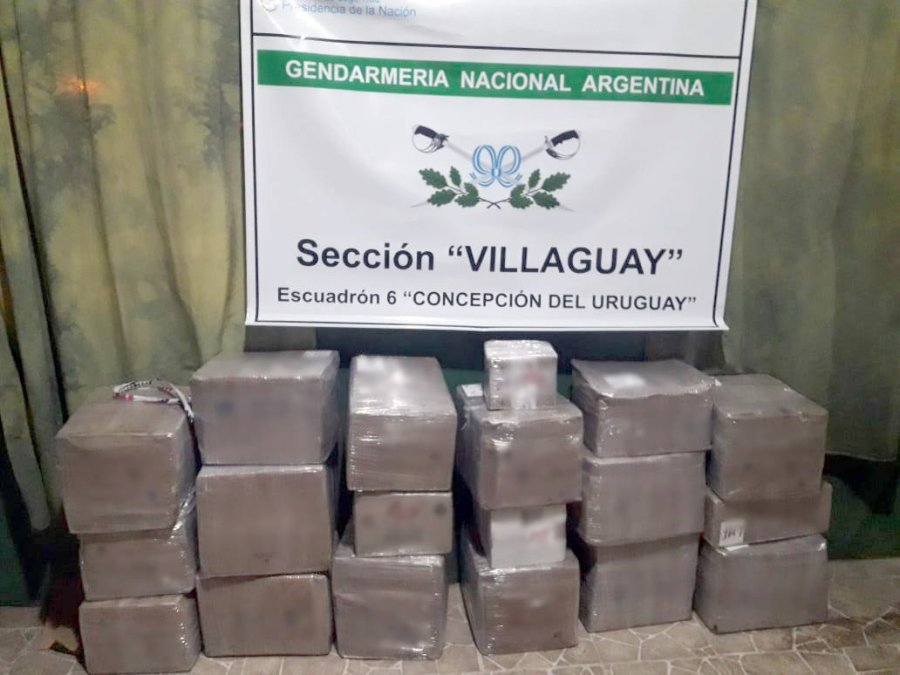 FOTO PRENSA GENDARMERIA MERCADERIA. Los productos eran transportados en la cabina de un cami&oacute;n.