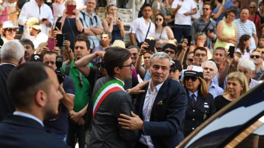 FOTO LAREPUBLICA.EC// DESPEDIDA./ El p&uacute;blico se acerc&oacute; ayer a homenajear a Franco Zeffirelli.