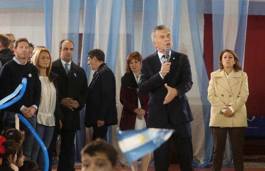 FOTO NA ACTO DESANGELADO. Macri habla y la intendenta de Rosario, M&oacute;nica Fein escucha aislada, m&aacute;s atr&aacute;s.