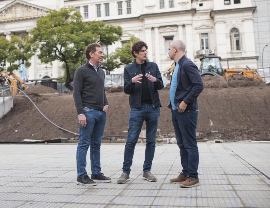 FOTO NA VAN JUNTOS. Santilli, Lousteau y Rodr&iacute;guez Larreta, en Plaza Houssay.