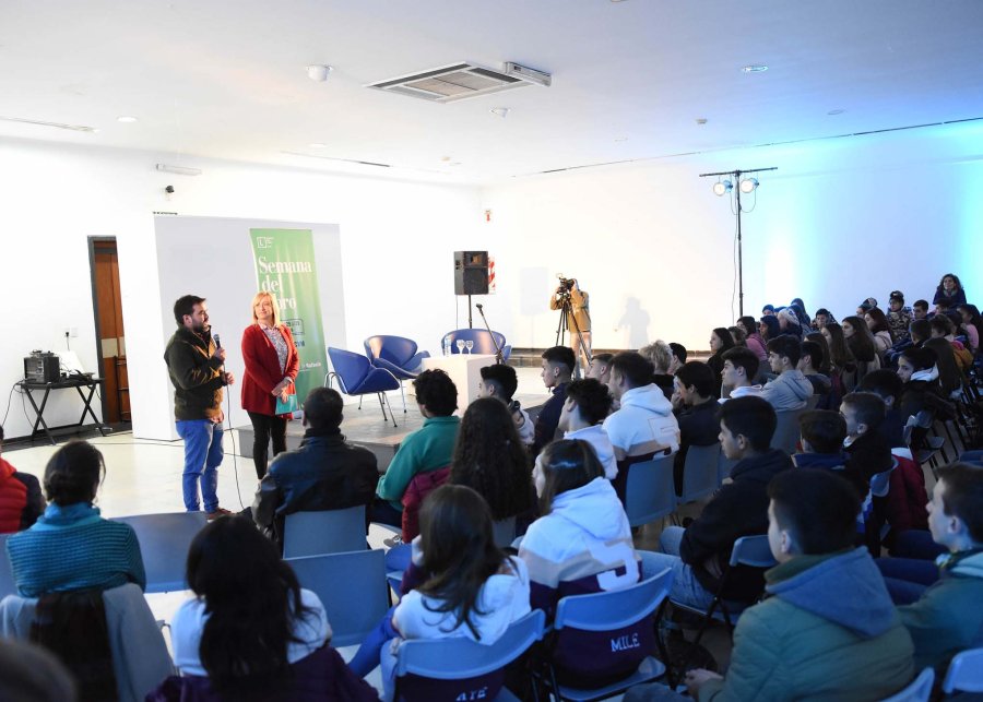 FOTO CP// PRESENTACION./ Mauro Gentinetti se refiere a la propuesta del taller de literatura, junto a Mariana Andereggen. FOTO J. BARRERA// MARCELO BIRMAJER./ Su presencia fue movilizante para el numeroso p&uacute;blico que se acerc&oacute; a la charla.