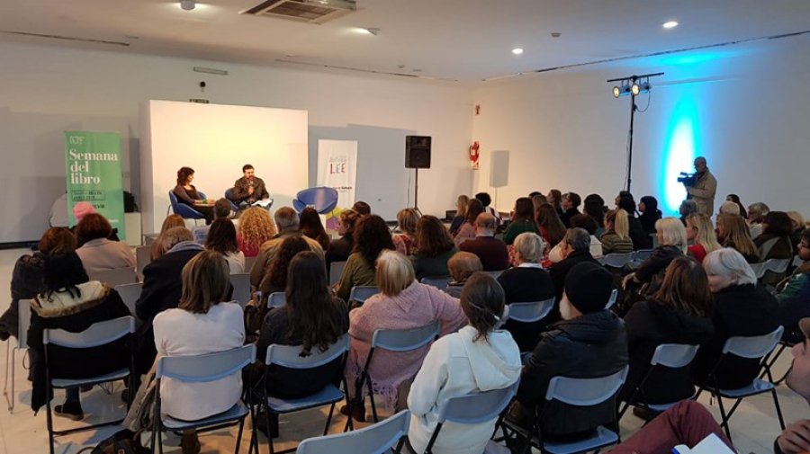 FOTO PRENSA MUNICIPAL  NUEVO LIBRO. La escritora Anal&iacute;a Ojeda junto a Mauro Gentinetti, de la Secretar&iacute;a de Educaci&oacute;n, ante la sala llena en el Viejo Mercado.