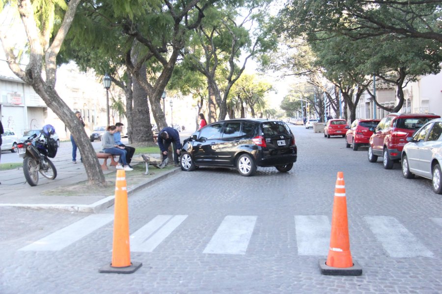 FOTO J. BARRERA EN BV. YRIGOYEN. Una joven perdi&oacute; el control de su veh&iacute;culo e impact&oacute; contra una pantalla cultural.