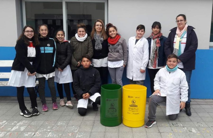 FOTO PRENSA MUNICIPAL ACCIONES. Promotores junto a alumnos en una de las visitas a escuelas.