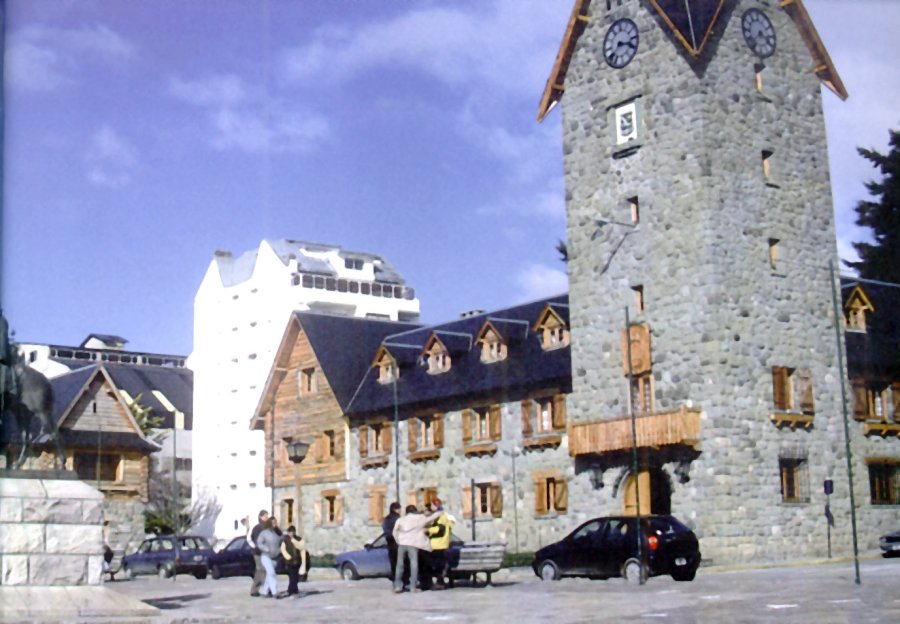 FOTO ARCHIVO// UNA POSTAL/ El Centro C&iacute;vico de Bariloche.