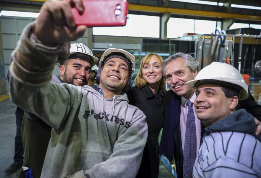FOTO NA CANDIDATOS. Macri en una lentejeada con adultos mayores de Tres de Febrero; Fernández junto a trabajadores en Mendoza.
