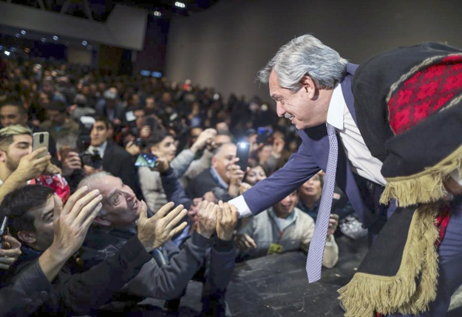 FOTO NA CANDIDATO. Alberto Fern&aacute;ndez durante un acto en Mendoza el viernes por la noche.
