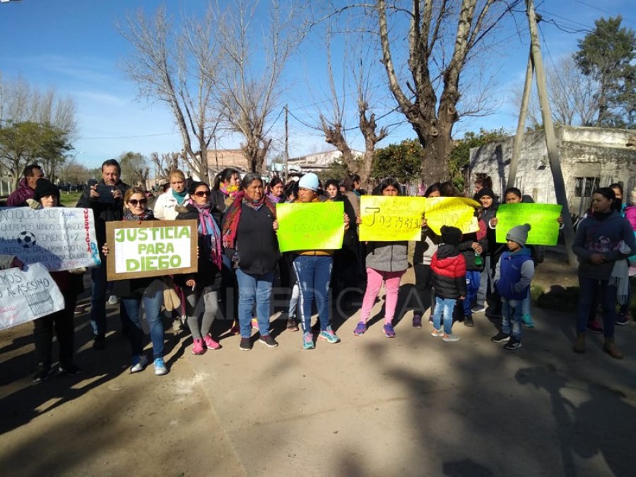 FOTO WEB MOVILIZACION. Vecinos pidiendo justicia por el cruel asesinato del menor.