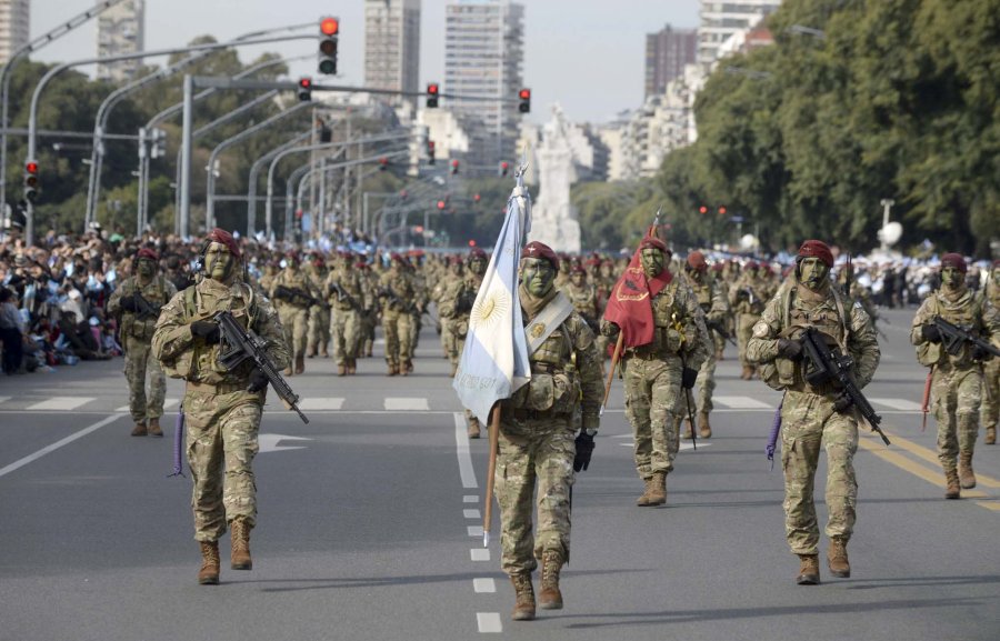 FOTO NA EN PALERMO. Una multitud asisti&oacute; al desfile.