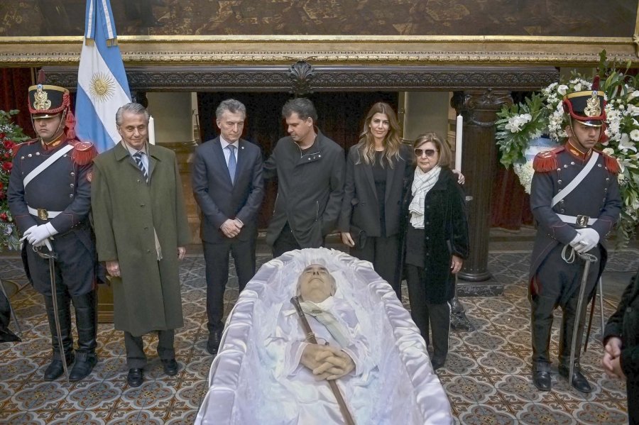 FOTO NA EN EL CONGRESO. Macri, Antonio De la R&uacute;a, Juliana Awada e In&eacute;s Pertin&eacute; durante el velorio.