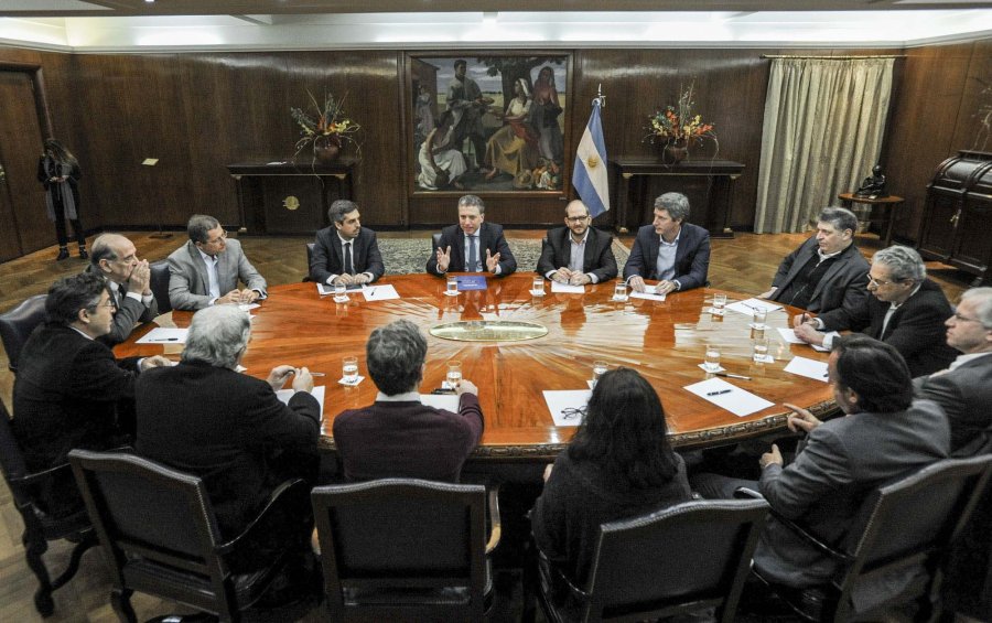 FOTO NA MESA REDONDA. El ministro Dujovne con un grupo de economistas en el Palacio de Hacienda.