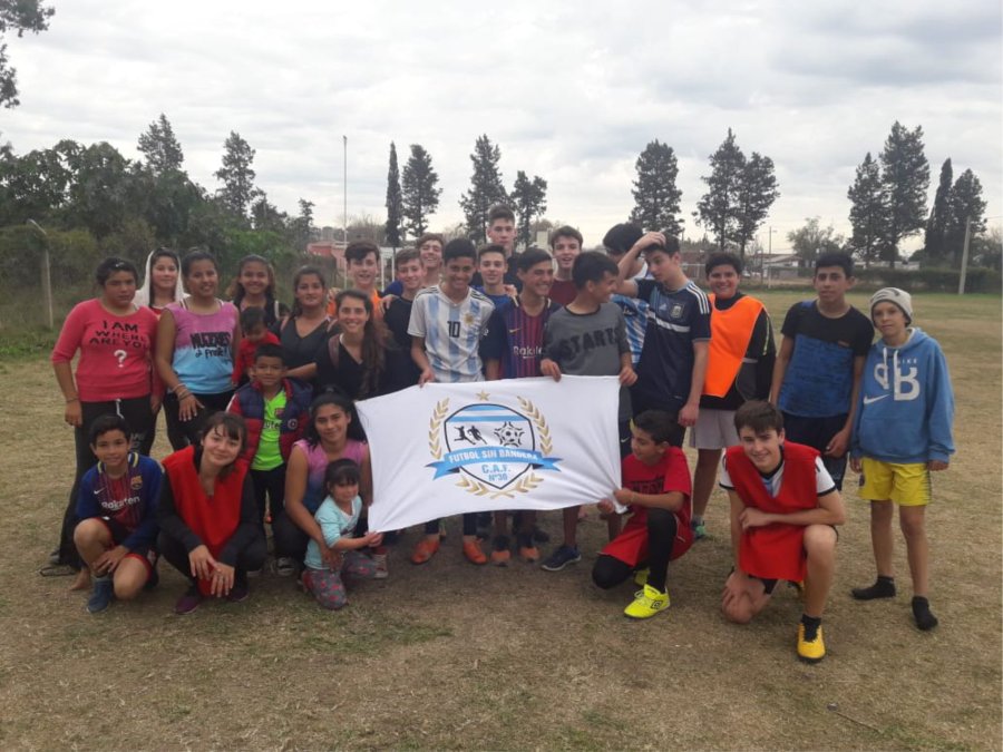 FOTO CAF N&ordm;30 JUGADORES. Los chicos le dieron forma a un exitoso primer encuentro interbarrial.