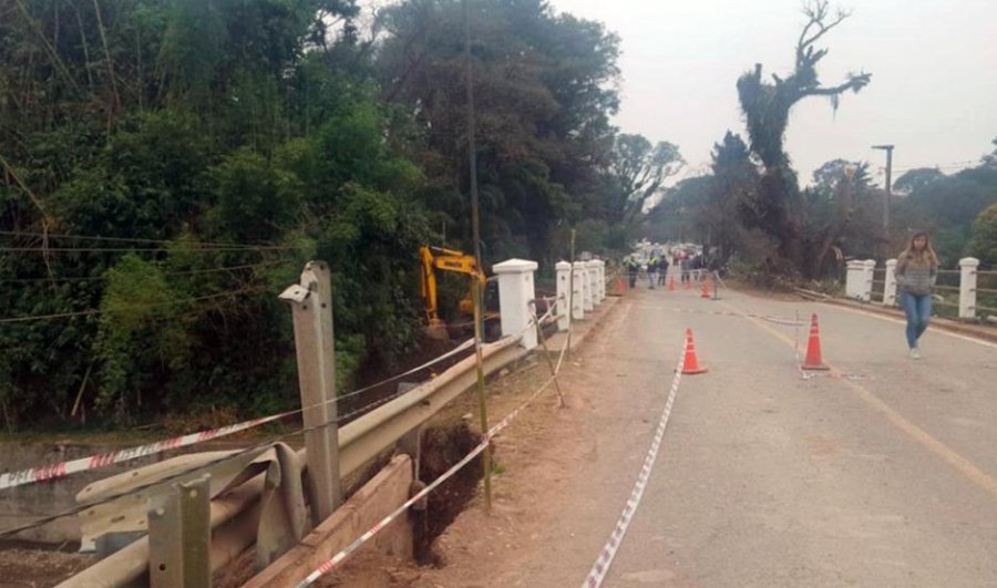 FOTO INTERNET LUGAR DE LA TRAGEDIA. Puente sobre el r&iacute;o Muerto, en Tucum&aacute;n. FOTO INTERNET DESMORONAMIENTO. Una muestra del lugar.