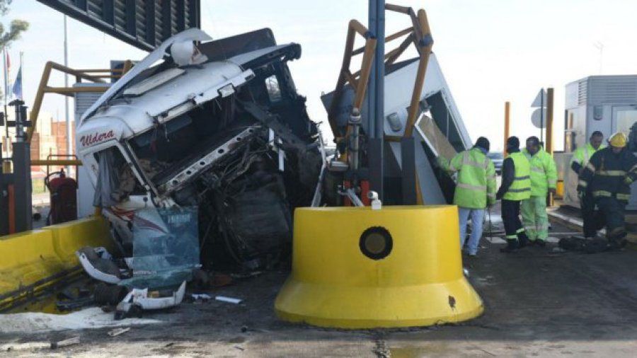 FOTO DIARIO LA CAPITAL ESCENA. El cami&oacute;n destrozado tras el impacto contra la cabina de peaje y el utilitario.