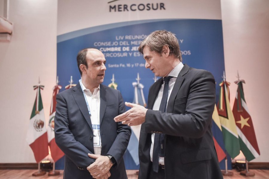 FOTO PRENSA MUNICIPIO SANTA FE DIALOGO. Jos&eacute; Corral y Victorio Carpintieri, de Canciller&iacute;a, en la Estaci&oacute;n Belgrano.