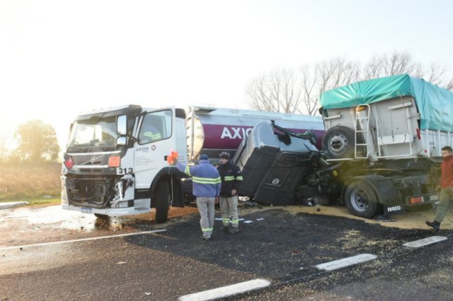 FOTO LA CAPITAL CINCO VEHICULOS. Se presume que la niebla tuvo que ver en el accidente.