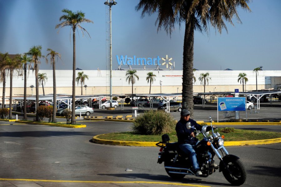 FOTO CLARIN WALMART. La Sucursal Sarand&iacute; en Avellaneda fue blanco de los ladrones.