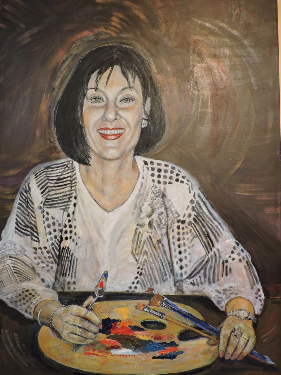 FOTO PRENSA CONCEJO// HOMENAJE./ A una exquisita creadora ya desaparecida, Lily Fontanetto de Bolatti. EXPOSICION./ Una de las paredes del sal&oacute;n tapizada con las obras de Brunelli.