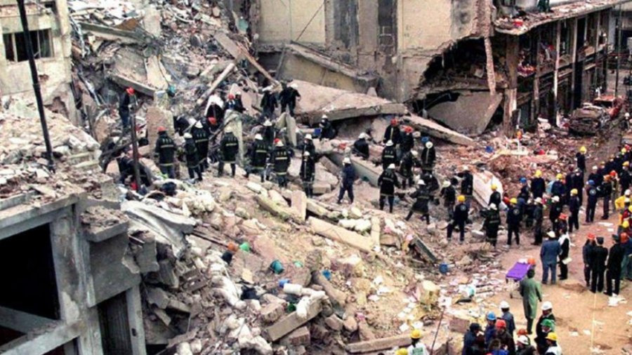 FOTO ARCHIVO  EL LEGADO DEL TERROR. Bomberos en busca de sobrevivientes, hace 25 a&ntilde;os.