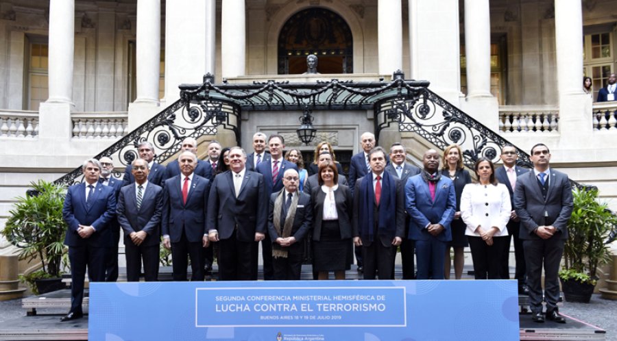 FOTO NA ALBUM. La foto de los participantes, con Faurie y Pompeo entre otros.