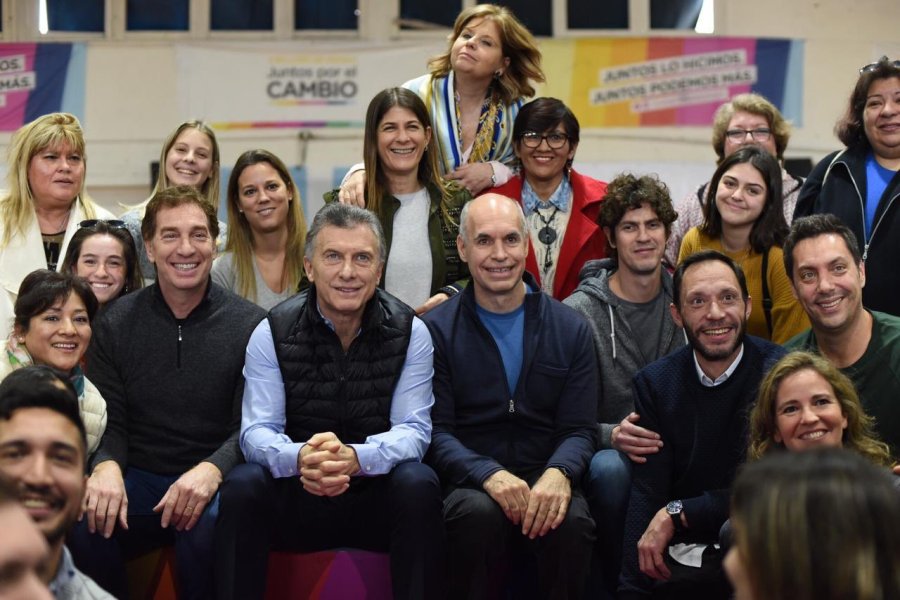 FOTO NA EN CAMPA&Ntilde;A. Macri y Larreta junto a los j&oacute;venes.