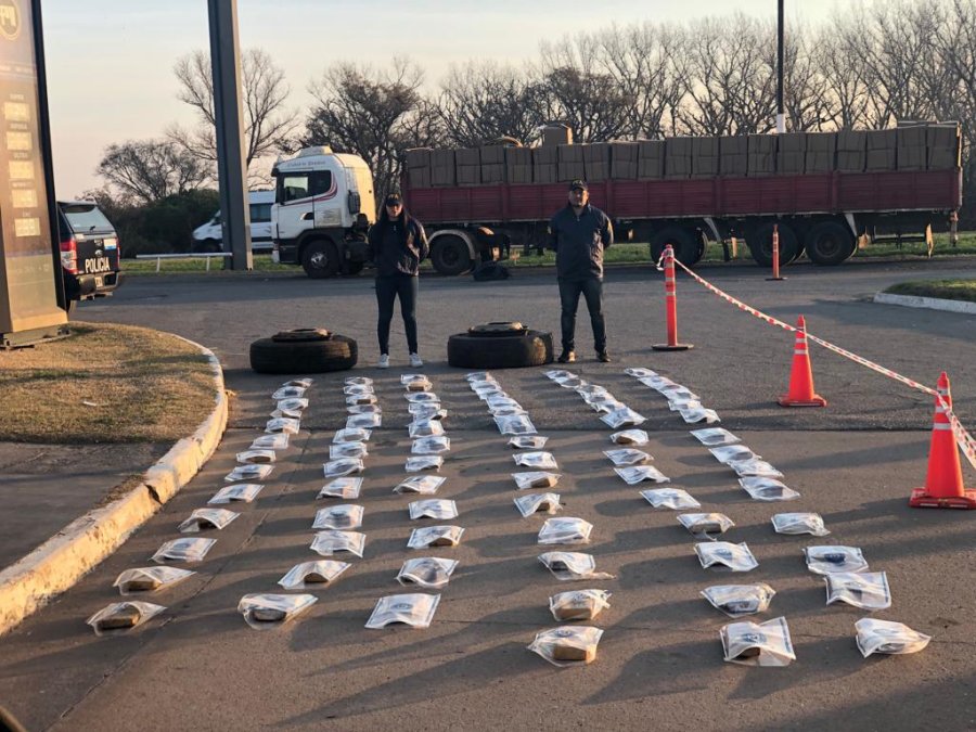 FOTO PRENSA POLICIA FEDERAL OPERATIVO. Parte de la droga incautada en una estaci&oacute;n de servicio de la Autopista Santa Fe - Rosario.
