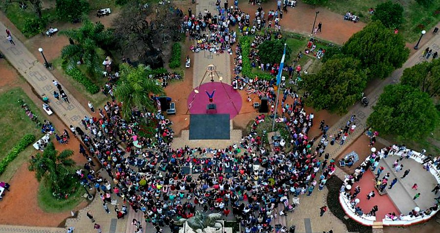 FOTO PRENSA MUNICIPAL VISTA AEREA. En la Plaza 25 de Mayo se present&oacute; Circo Itinerante ante un gran marco de p&uacute;blico.  PRIMER PLANO. En la plaza abundaron los aplausos para los artistas.