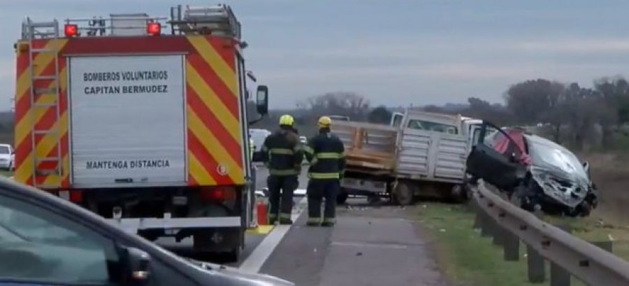 FOTO LA CAPITAL EN GRANADERO BAIGORRIA. Bomberos trabajaron arduamente para recatar el cuerpo de la v&iacute;ctima.
