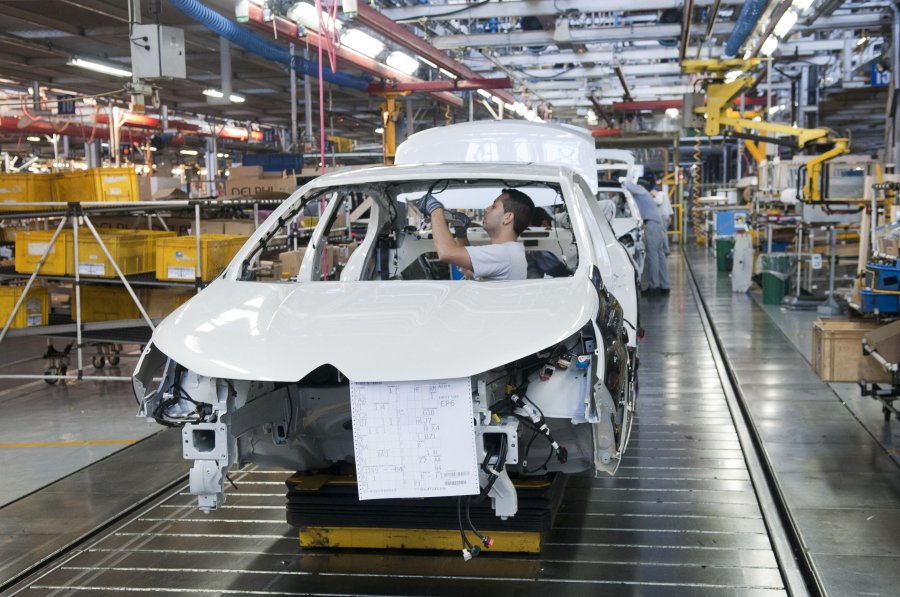 FOTO NA BROTE VERDE. La econom&iacute;a dio una se&ntilde;al positiva en mayo.