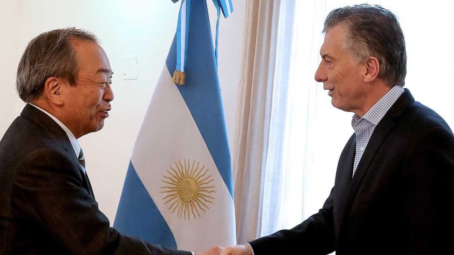 FOTO NA REUNION. Takeshi Uchiyamada al saludar a Macri.