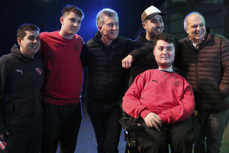 FOTO NA MAURICIO MACRI. Junto a gamers destacados en el predio de Tecn&oacute;polis.
