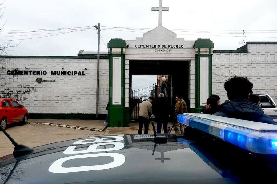 FOTO WEB EXHUMACION. Los fiscales se hicieron presentes en el cementerio de Recreo.