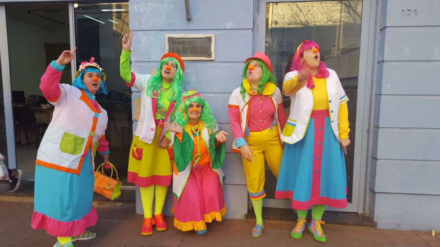 FOTO LA OPINION DIVERTIDOS. César Maldonado junto a Rita, Antolina, María, Solina, Florinda y Joselina en la Redacción.  CONCIERTO DE GESTOS. Las payamédicas frente al Diario causaron una mini revolución en la calle.