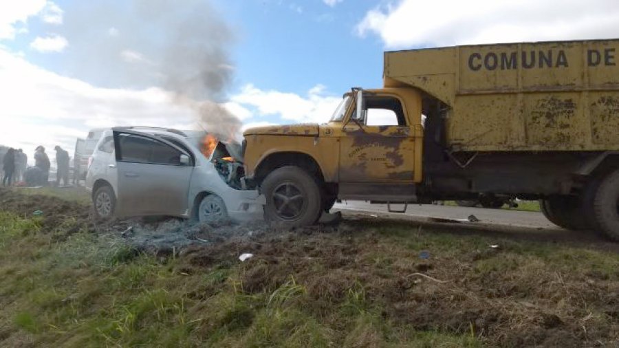 FOTO LA CAPITAL EN LLAMAS. El auto se prendi&oacute; fuego tras impactar con el cami&oacute;n.