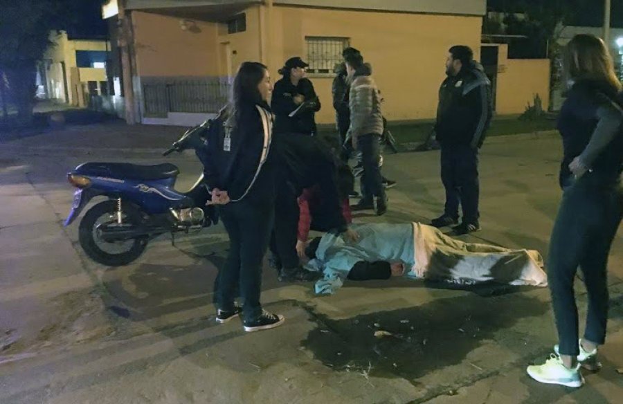 FOTO JORGE BARRERA EN VILLA ROSAS. Dos motos chocaron violentamente en la esquina de Coffet y Montes de Oca.