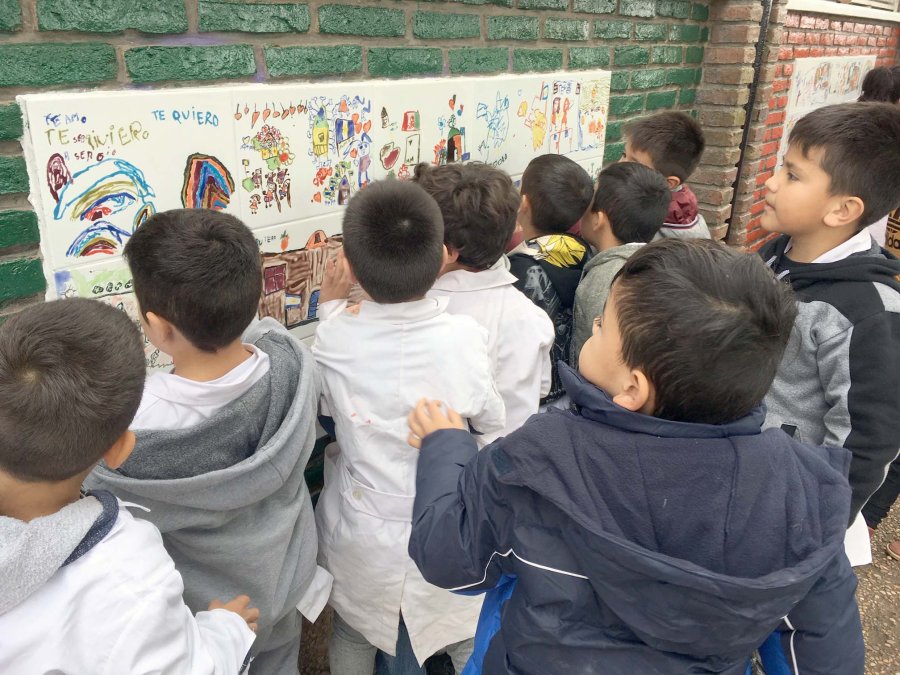 FOTO CP// MURAL./ Alumnos apreciando la obra recientemente inaugurada.