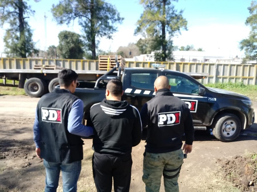 FOTO PDI RAFAELA ALLANAMIENTO. Se detuvo a un individuo de Lehmann y se secuestraron elementos.