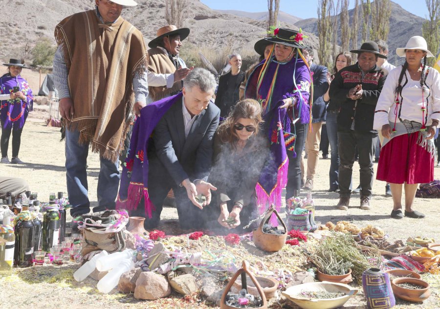 FOTO NA MACRI. Particip&oacute; de la ceremonia de la Pachamama.