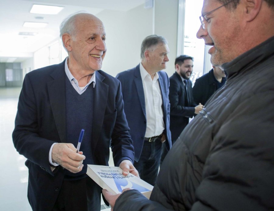 FOTO NA LAVAGNA. Firmando un libro en Villa Mar&iacute;a.