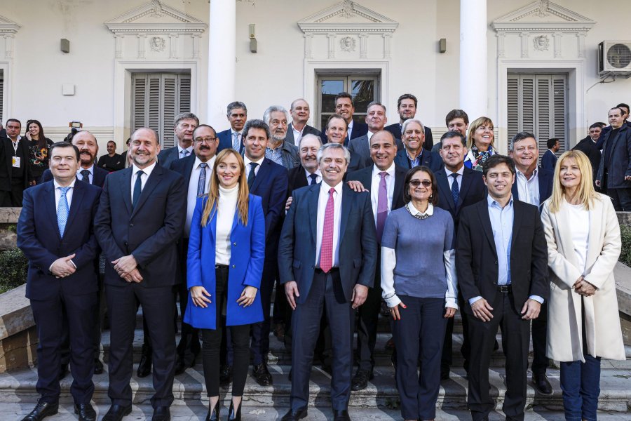 FOTO  NA UNIDAD. Fern&aacute;ndez y Perotti, en la Facultad de Derecho de la UNR, junto al resto de los mandatarios.