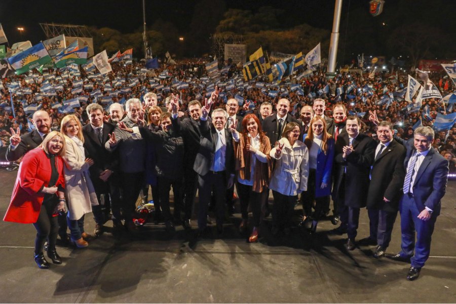 FOTO  NA AL PIE DEL MONUMENTO. Los Fern&aacute;ndez junto a Perotti y gobernadores en ejercicio y electos en Rosario.