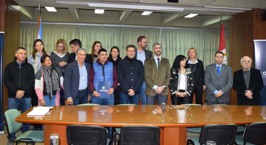 FOTO PRENSA SEOM SESION. Concejales, dirigentes del SEOM y familiares de Nelson Schmidt en un momento emotivo.