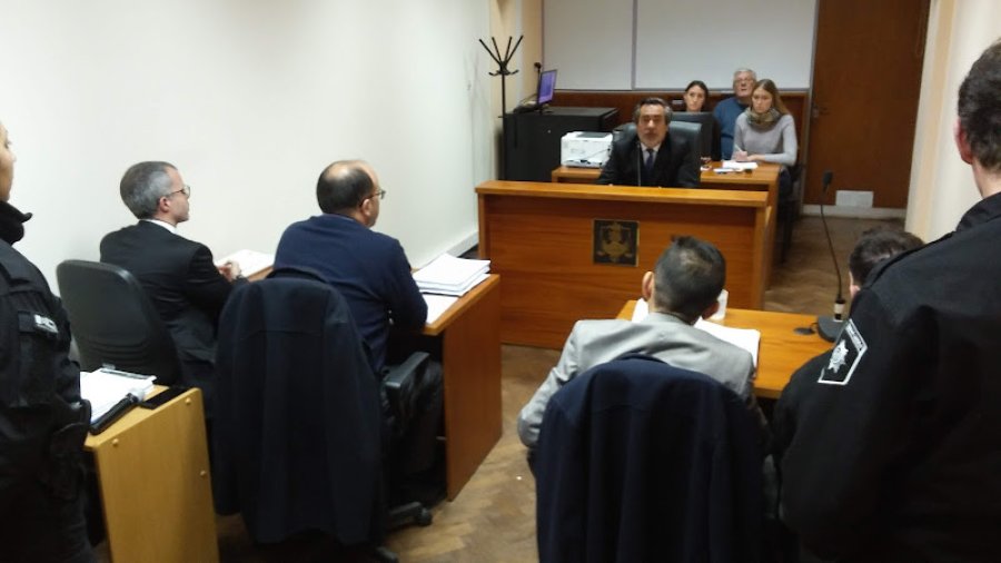 FOTO LA OPINION AUDIENCIA. Se llev&oacute; a cabo en la sala de la planta baja de los Tribunales. ABOGADOS. N&eacute;stor Oro&ntilde;o y Juan Degiovanni.