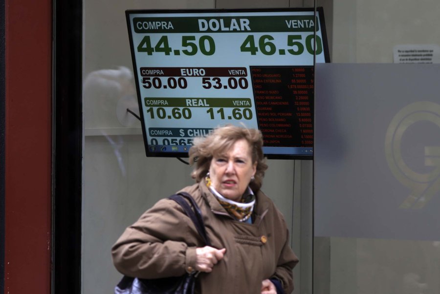 FOTO NA DOLAR. El viernes no escap&oacute; a la incertidumbre electoral.