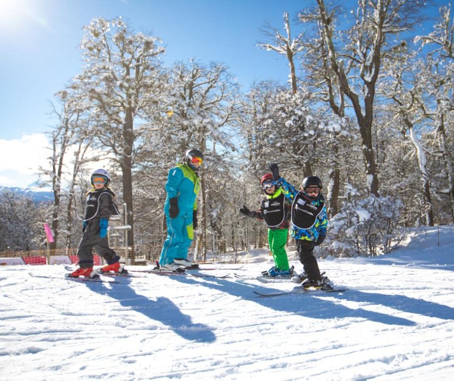 FOTO SEC. DE TURISMO// CHINELO DA NEVE./ Para "sentir" la nieve utilizando unas botas de nieve-ojotas. VISITA ARGENTINA./ El v&iacute;deo clip fue registrado en los centros de esqu&iacute;.