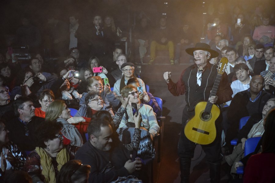 FOTO PRENSA OV// CELEBRACION// Vera Cruz rodeado de su consecuente p&uacute;blico. EN EL ESCENARIO./ Junto a sus m&uacute;sicos ofreciendo el show.
