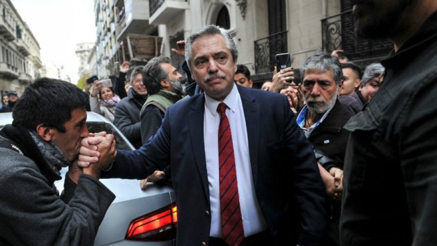 FOTO NA &iquest;FUTURO PRESIDENTE? Alberto Fern&aacute;ndez al retirarse del Instituto Patria.